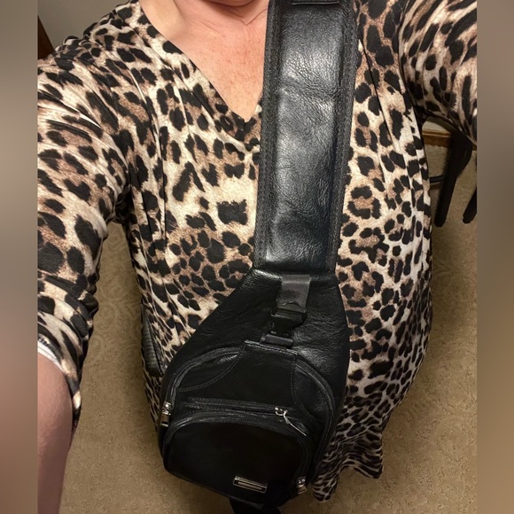 LEATHER🐝🐝USB CHARGING SPORT CROSSBODY - Picture 3 of 15